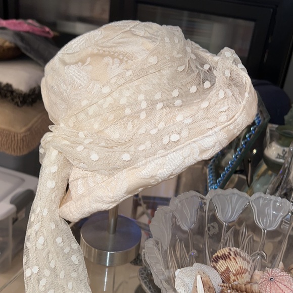 Vintage hat that looks and feels new. Damask cotton/linen with netting. Average - Picture 7 of 11